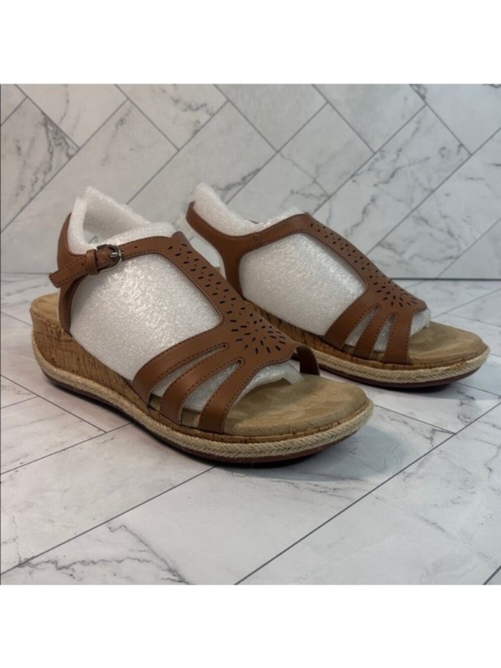 NWT Easy Street Womens Dorinda Tan Faux Leather Wedge Slingback Sandals Size 6W - Picture 4 of 9